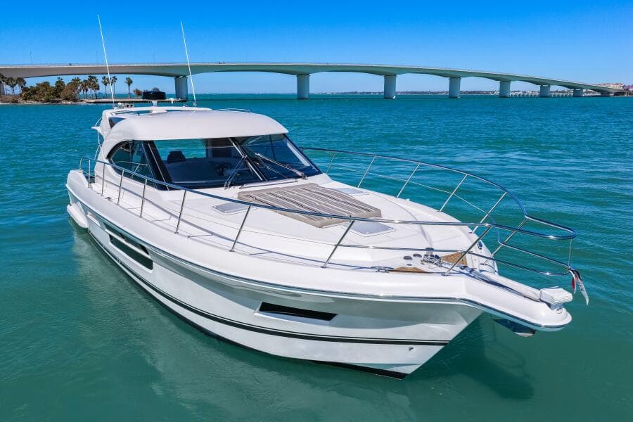 2016 Riviera 5000 Sport Yacht